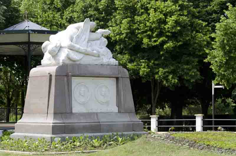 Francia - Bahía de Somme 26 - Le Cotroy - monumento a los hermanos Caudron.jpg